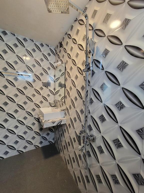 Deluxe Double Room – bathroom view 2