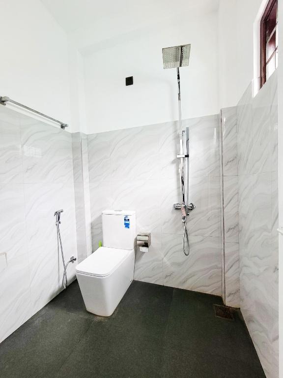 Double Room with Shared Bathroom – shared bathroom view 2