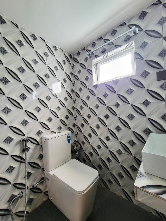 Deluxe Room – bathroom view 2