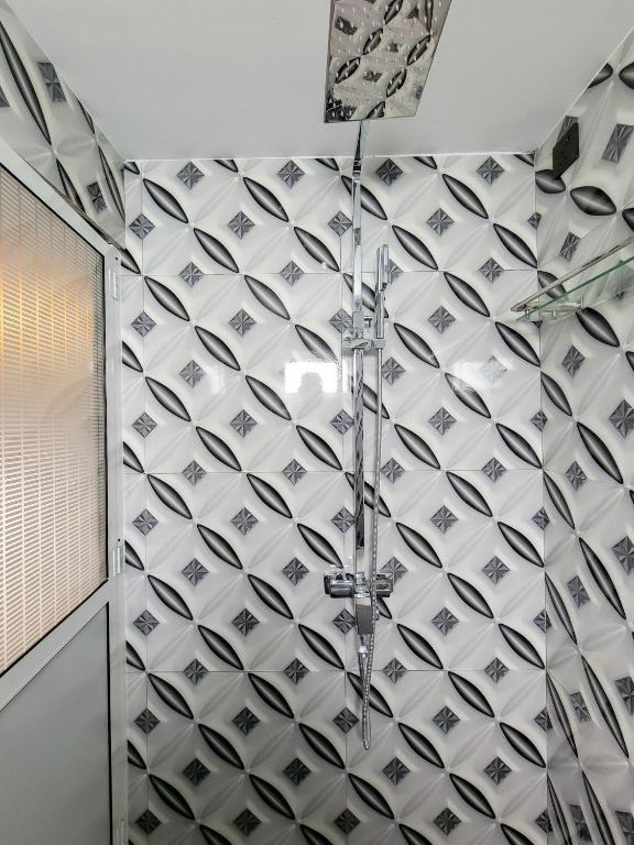 Deluxe Room – bathroom view 3